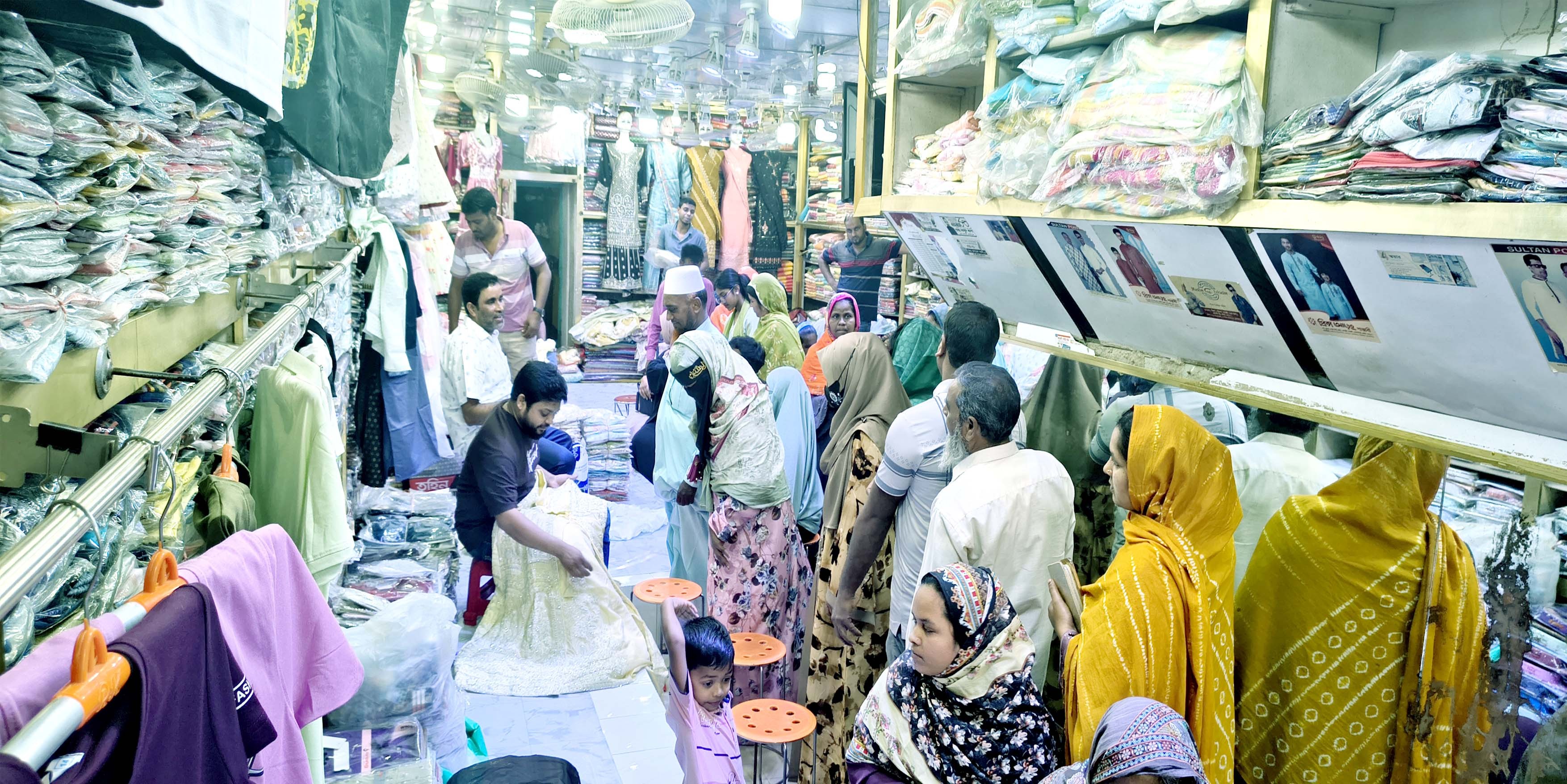 শেষ মুহূর্ত জমে উঠেছে গোমস্তাপুরের ঈদ বাজার